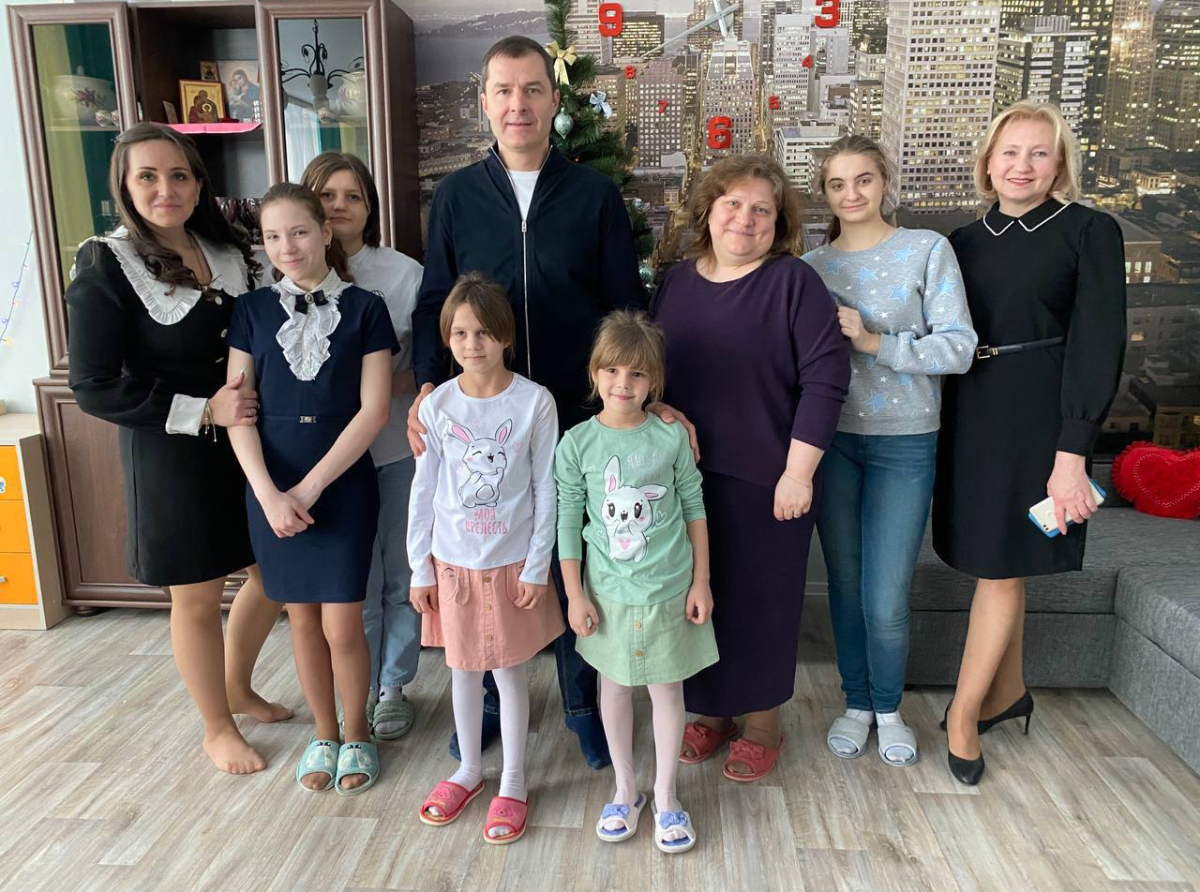 Глава Люберец поздравил многодетную семью с наступающими праздниками