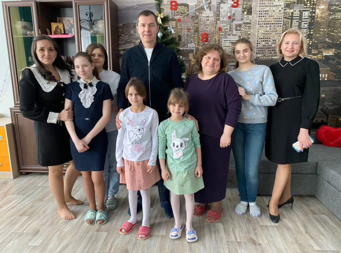 Глава Люберец поздравил многодетную семью с наступающими праздниками