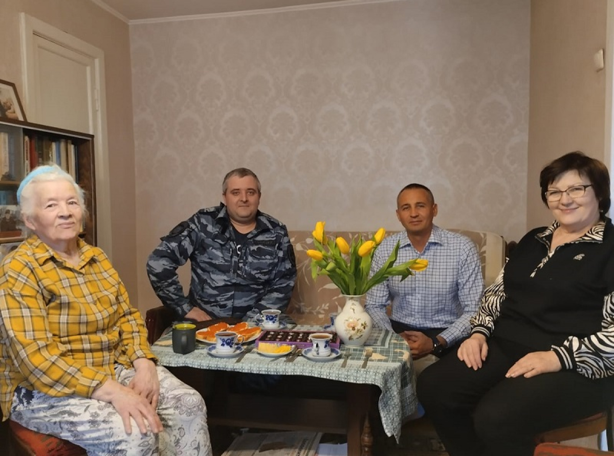 Люберецкие полицейские поздравили с праздником вдову сотрудника, погибшего на службе