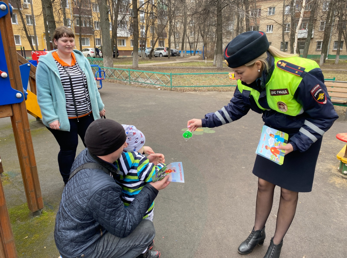 Автоинспекторы проводят лектории во внутридворовых территориях Люберецкого округа