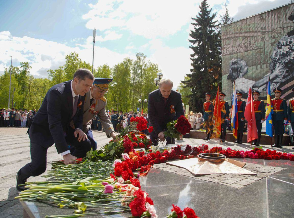 Почтили память погибших, возложением цветов к мемориалам в Люберцах 9 мая