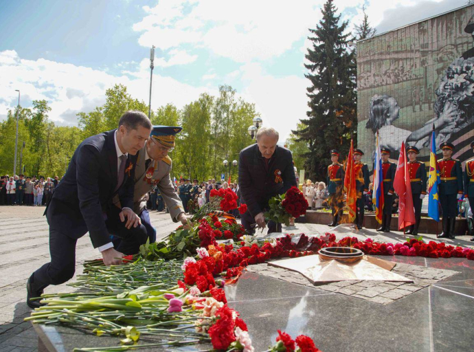 Почтили память погибших, возложением цветов к мемориалам в Люберцах 9 мая