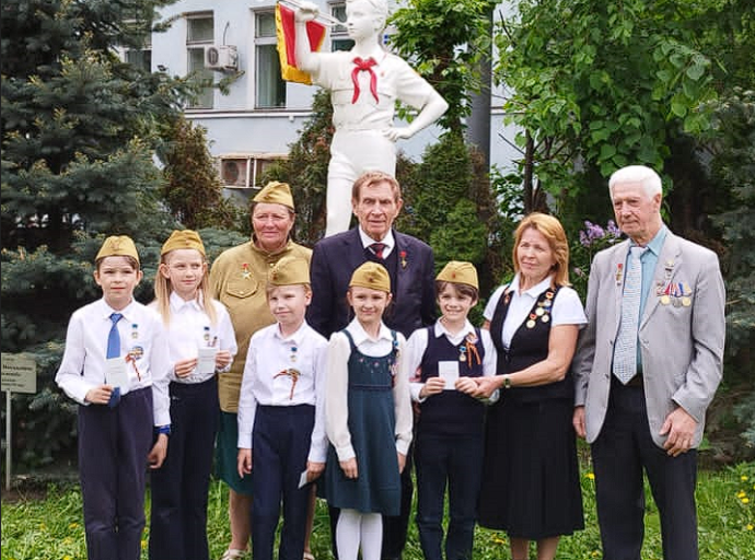 Люберецких школьников Лингвистической школы наградили почетными знаками в День пионерии