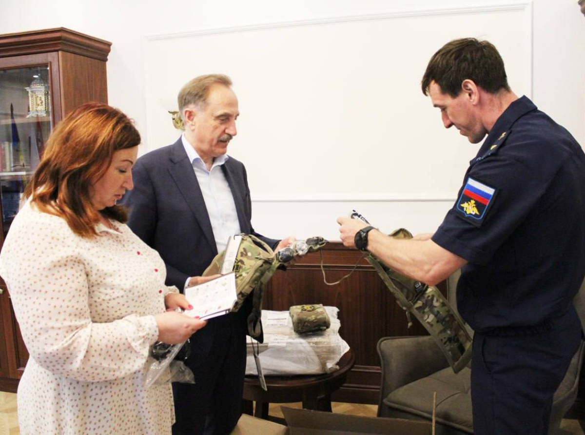 Люберецкие депутаты передали в зону СВО тактические аптечки