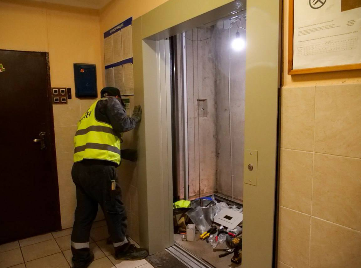 Замену лифтов проверили в люберецком Гарнизоне