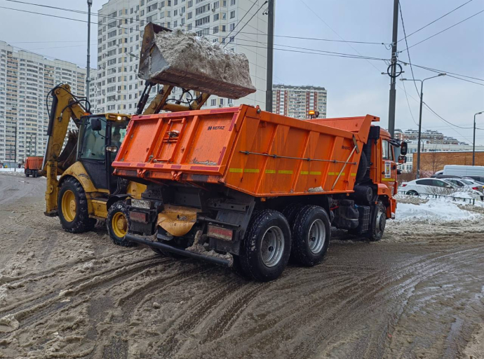 Коммунальные службы продолжают расчищать Люберцы от снега и жижи