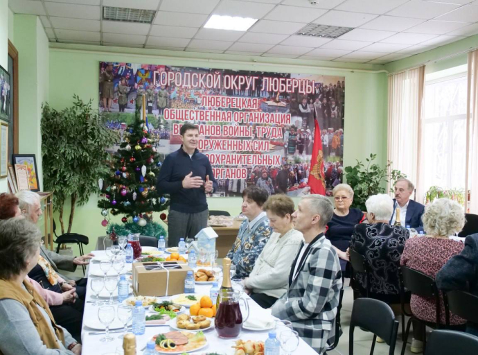 Глава поздравил ветеранов округа с наступающим Новым годом в Люберцах