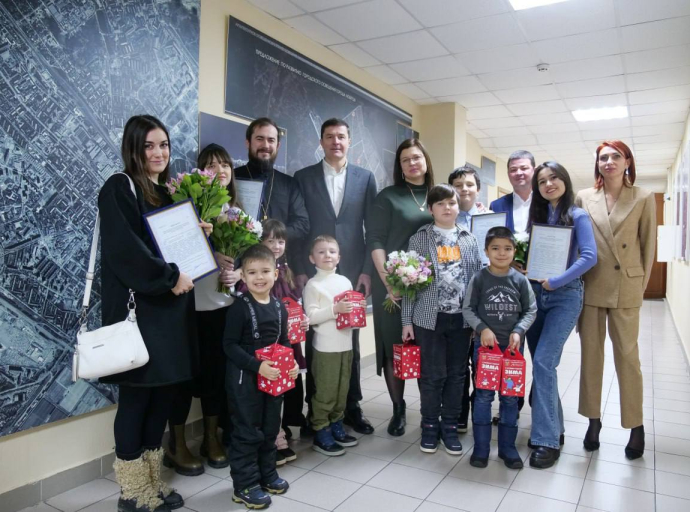 Глава Люберец вручил молодым семьям свидетельства на получение выплат на жилье