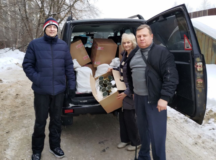 Депутат Дмитрий Крестинин передал материал для окопных свечей волонтерам