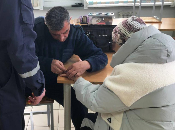 Спасатели помогли снять с пальца застрявшее кольцо пожилой женщине из Люберец
