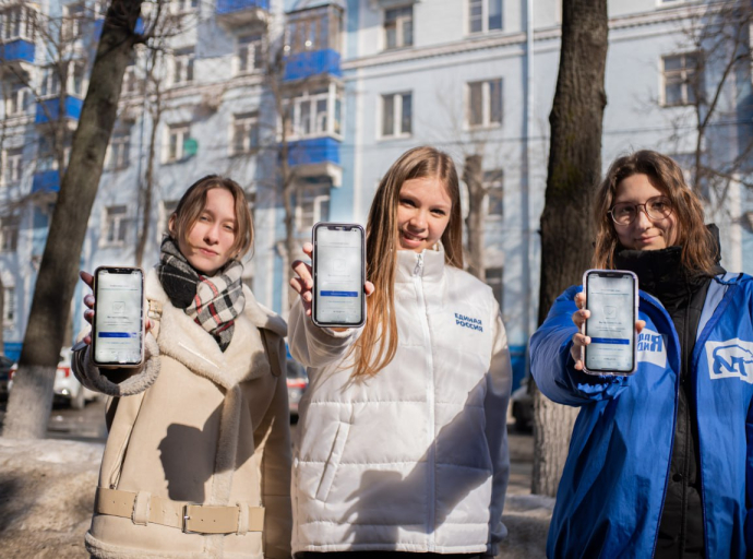Молодогвардейцы Люберец проголосовали на выборах президента онлайн
