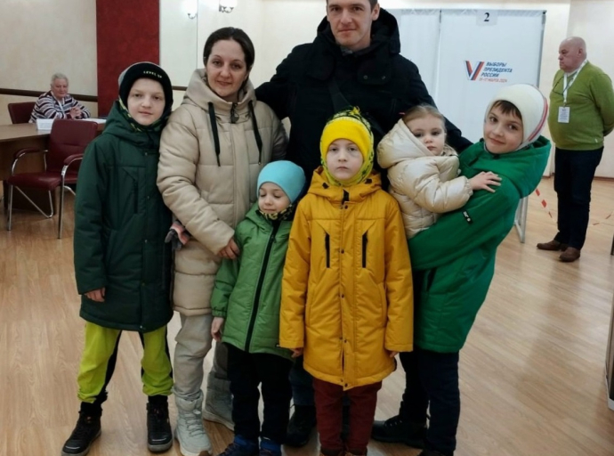 Люберчане голосуют на выборах президента России семьями