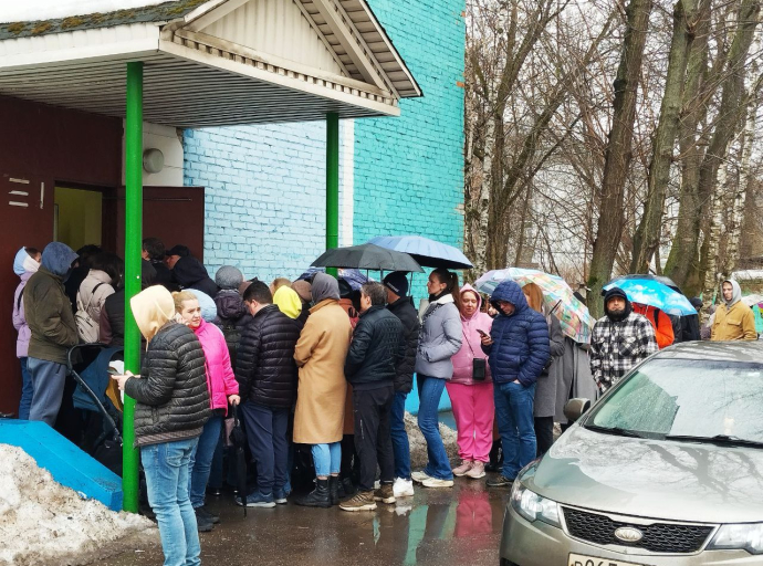Очереди желающих сдать кровь сегодня наблюдались у отделения переливания крови в Люберцах