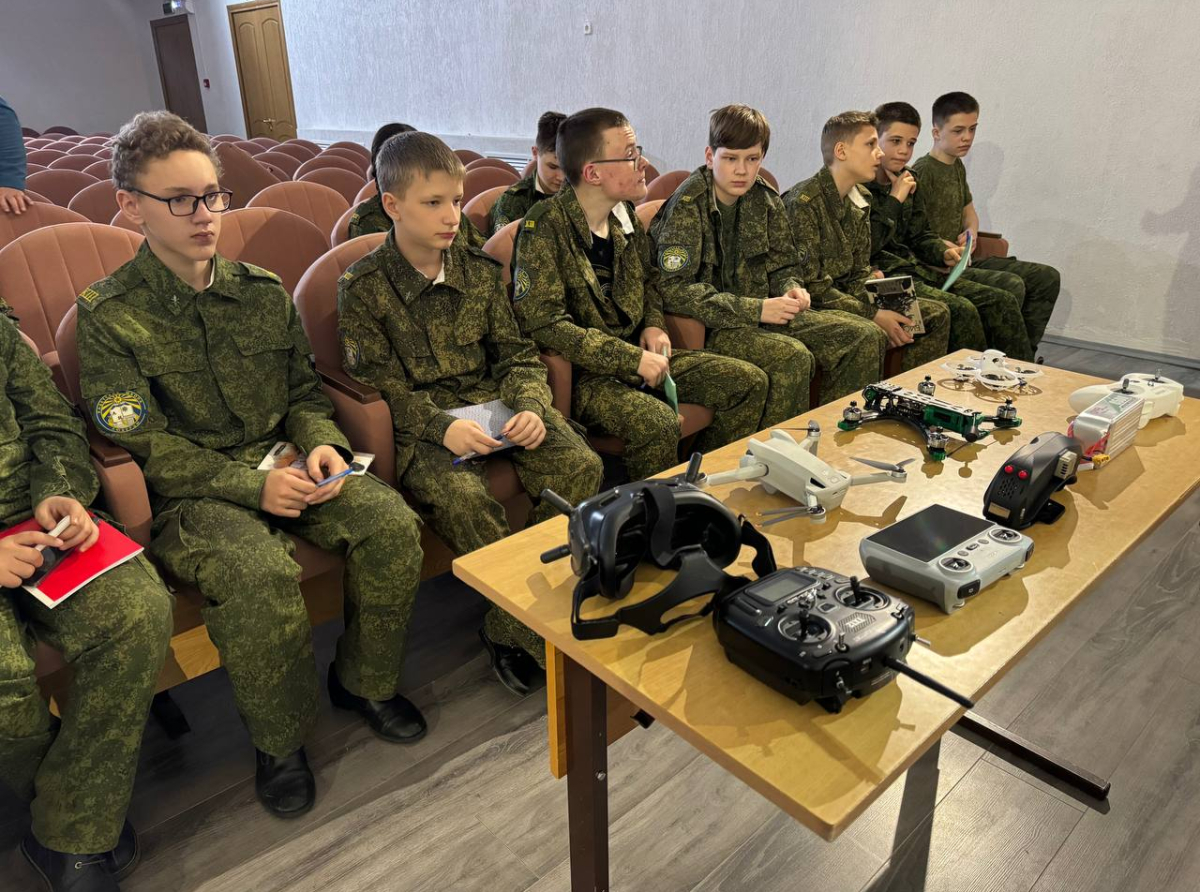 Люберецких школьников обучают пилотированию дронов