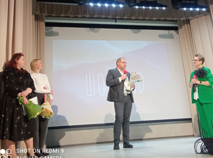 Депутат поздравил артистку с юбилеем на концерте в Люберцах
