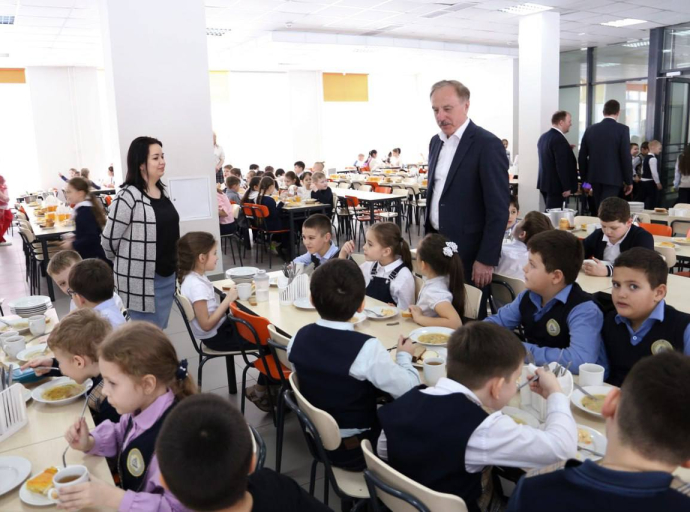 Владимир Ружицкий проверил, вкусно ли кормят детей в Люберецком лицее 