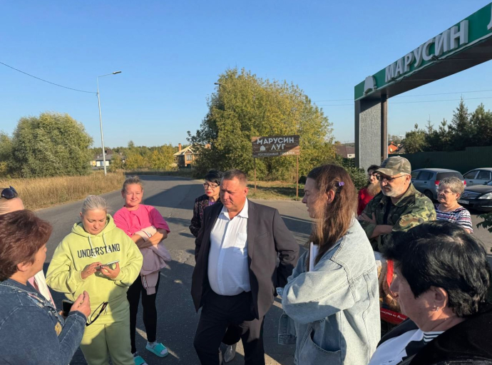 Жители поселка «Марусин луг» попросили устроить тротуар, местная власть отреагировала