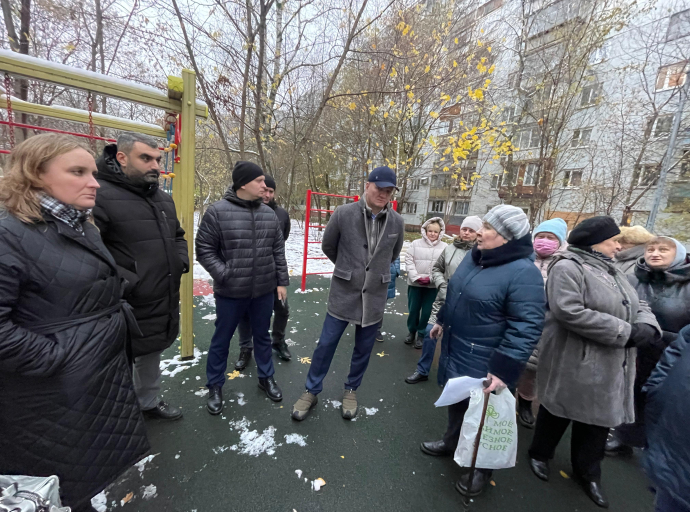 Проблемы дома №13 на Комсомольском проспекте в Люберцах обсудил с жителями Дмитрий Дениско 