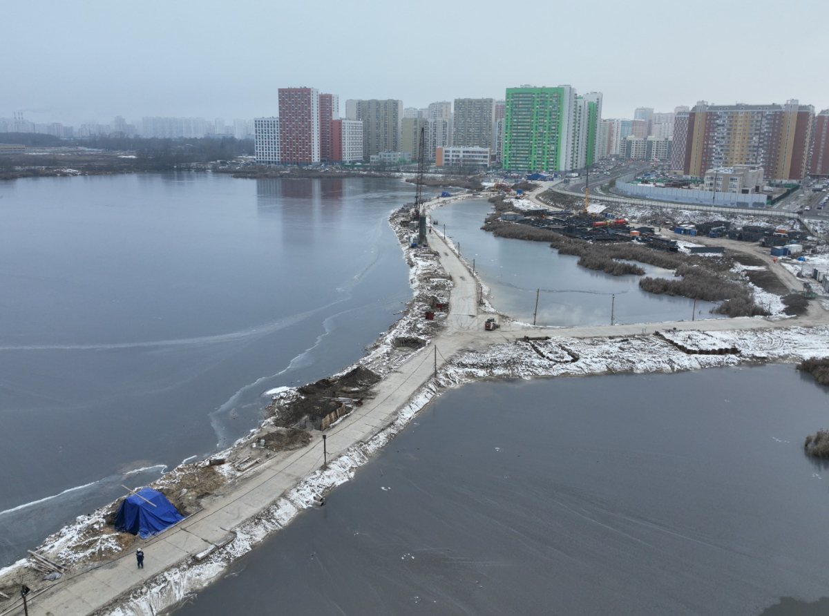 Продолжается строительство моста «Дружба» на озере Черное в Люберцах