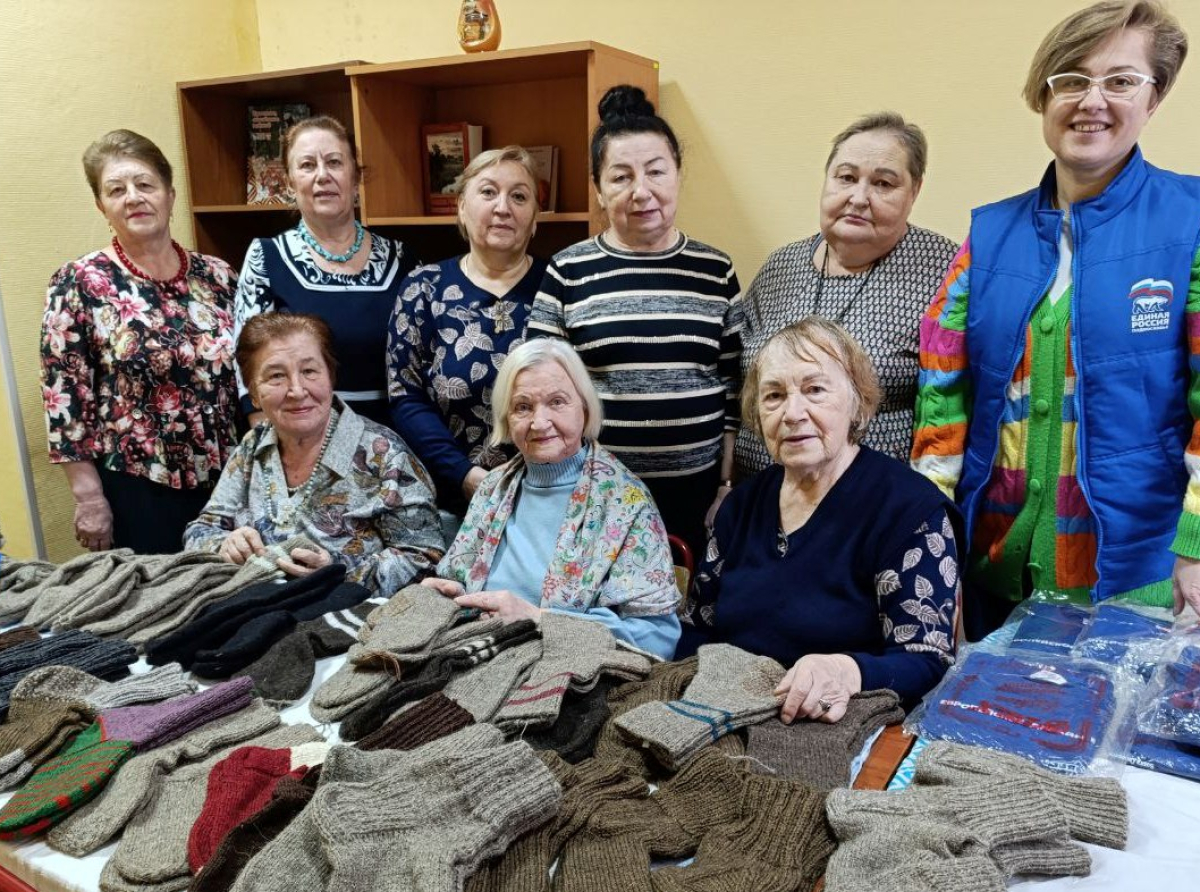Женщины из общественных организаций инвалидов Люберец связали для бойцов СВО 55 пар носков