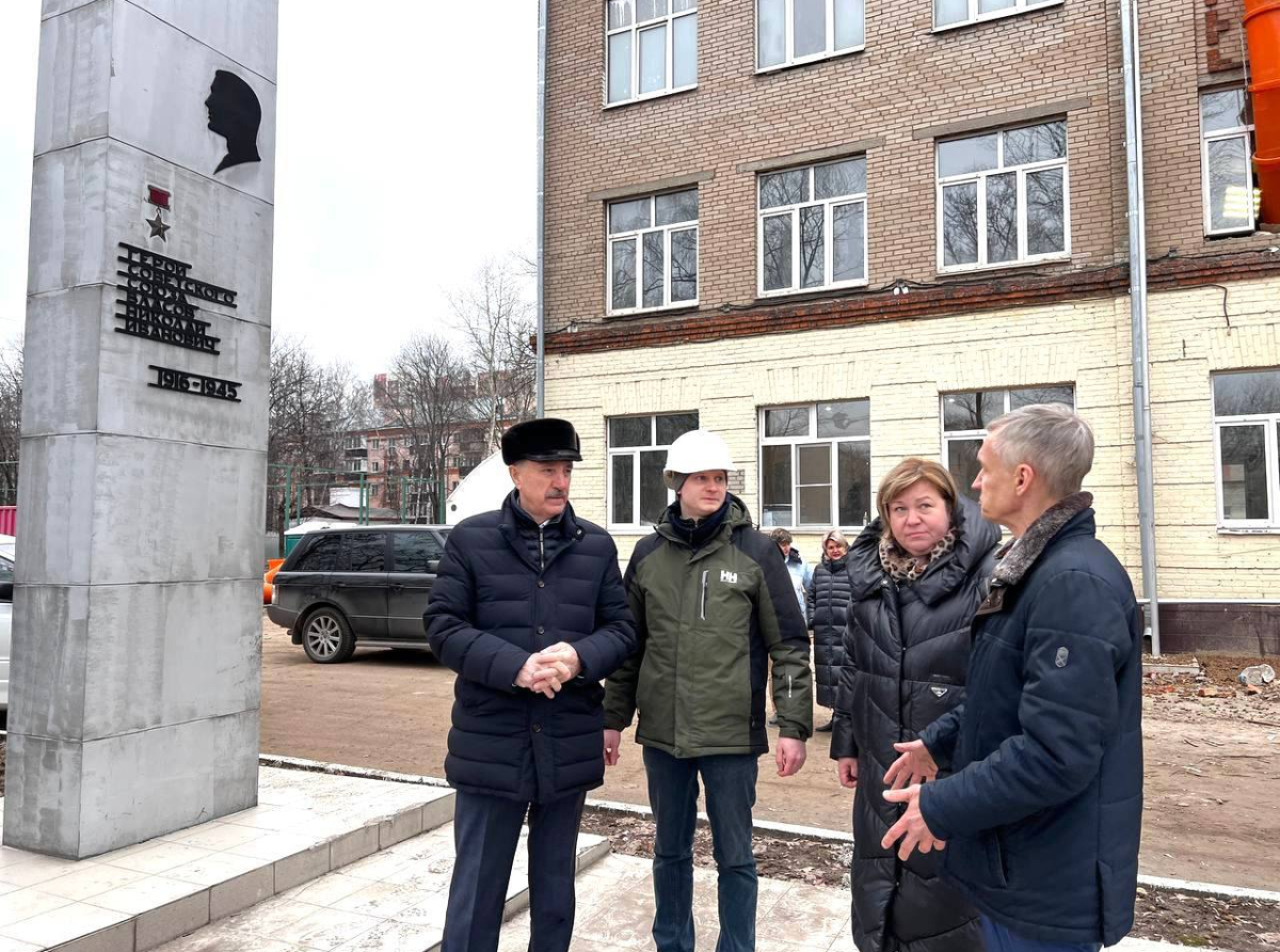 Депутаты проинспектировали остояние памятника Герою Советского Союза Николаю Власову в Люберцах