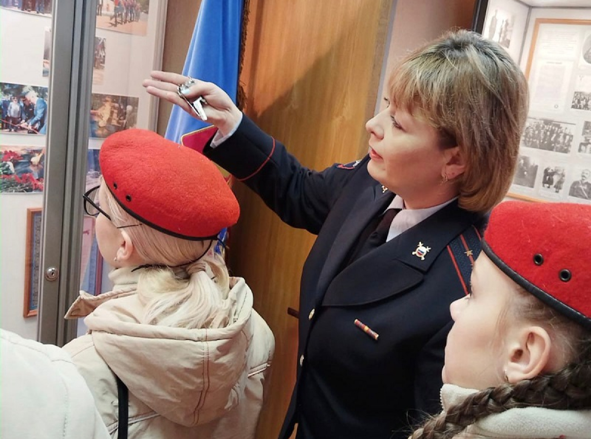 Полицейские в Люберцах провели экскурсию для юнармейцев в Музее Управления