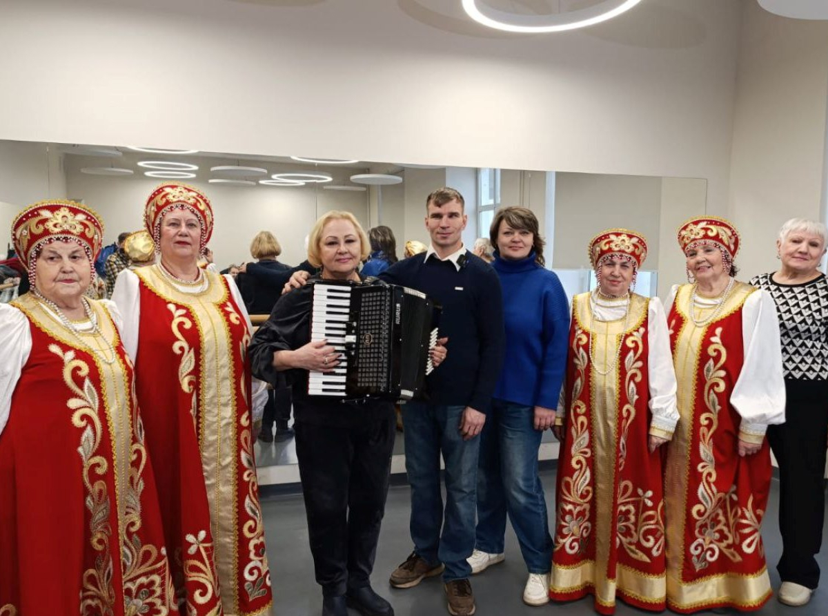 Хоровому коллективу из Люберец подарил аккордеон блогер Сергей Кузнецов