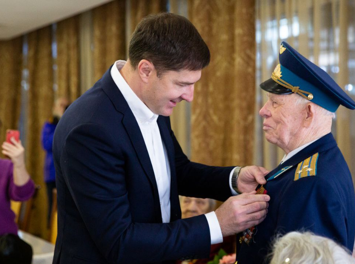 Владимир Волков в Люберцах вручил ветеранам Великой Отечественной войны медали к 80-летию Победы