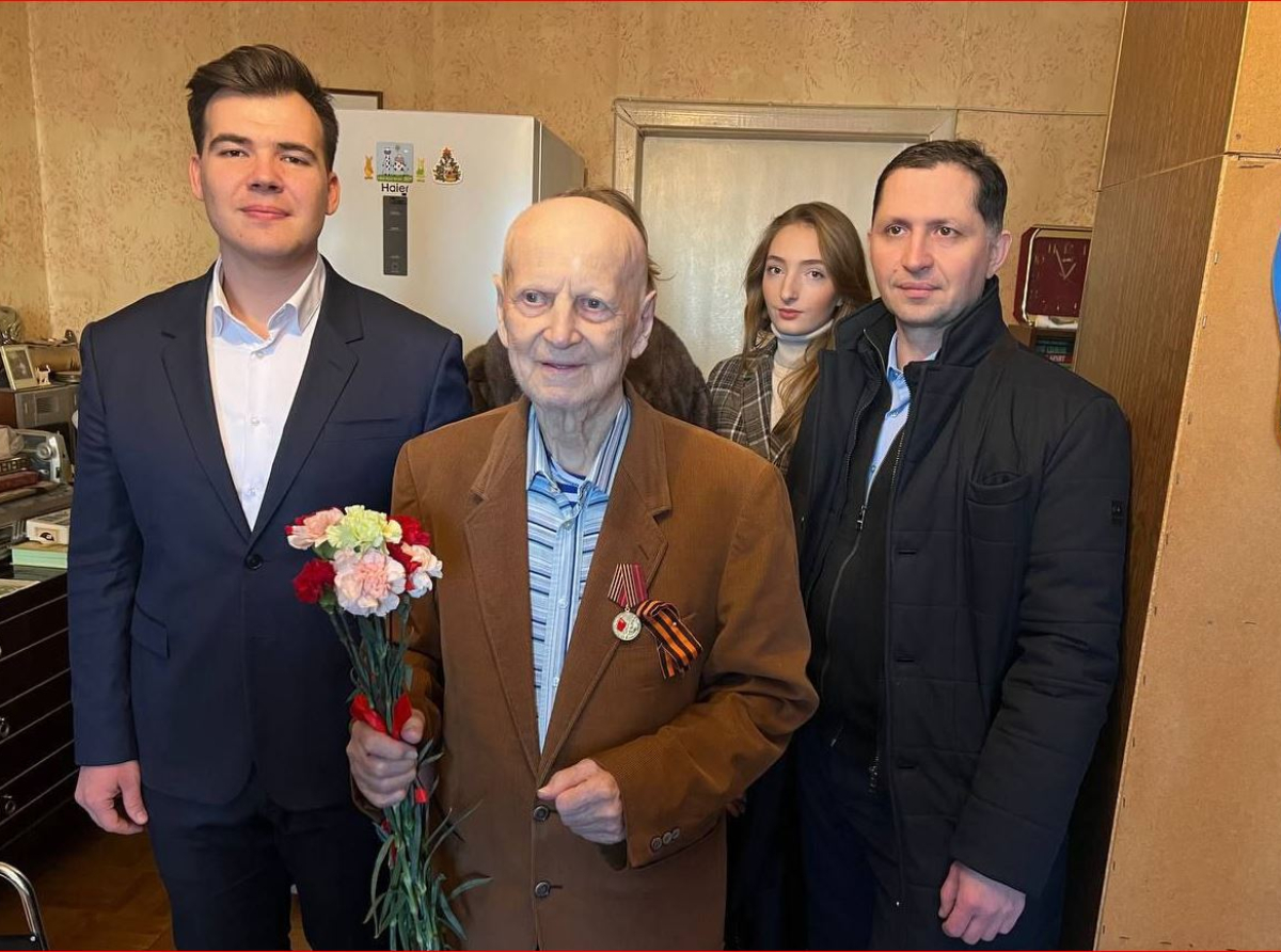 Юбилейную медаль в честь 80-летия Великой Победы вручили Виктору Степановичу Мощанскому