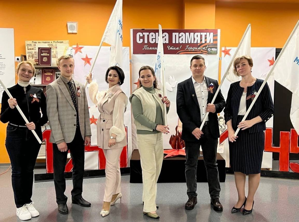 В школе №51 им. Г.И. Северина в Мирном прошёл  парад "Семья. Мир. Май"