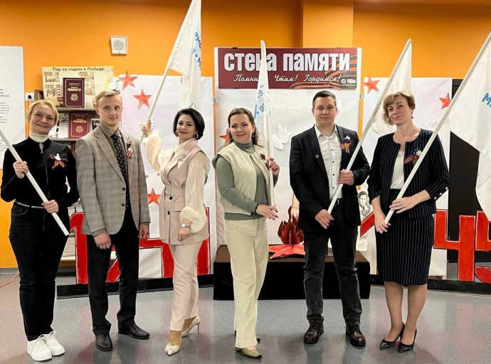 В школе №51 им. Г.И. Северина в Мирном прошёл  парад "Семья. Мир. Май"