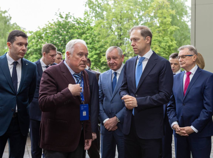 Михаил Сенянский представил разработку люберецкой компании "Тензо-М" Денису Мантурову