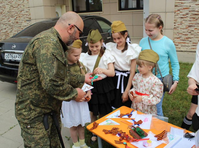 Подарки и амулеты для военнослужащих СВО изготовили дети сотрудников МФЦ в Люберцы