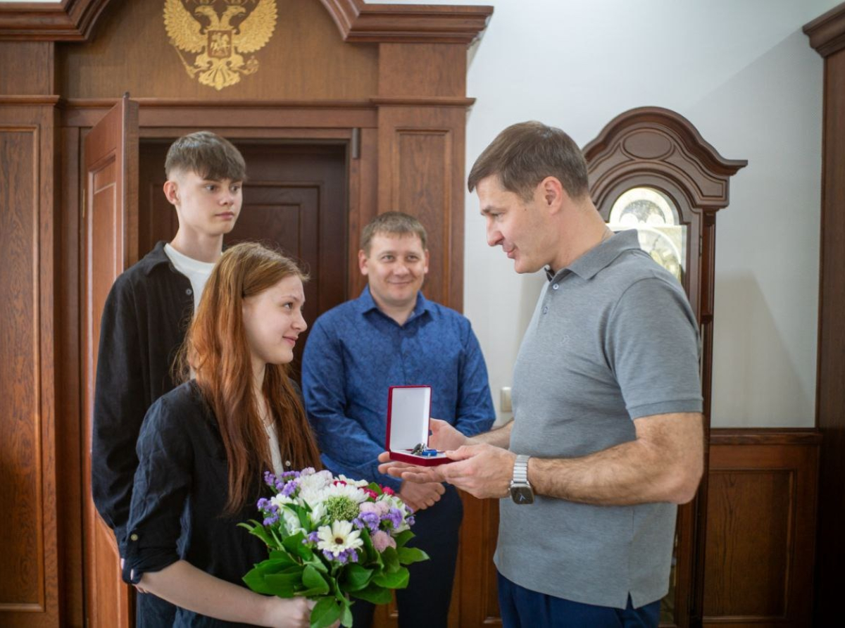 Детям-сиротам и детям, оставшимся без попечения родителей глава вручил ключи от квартир в Люберцах