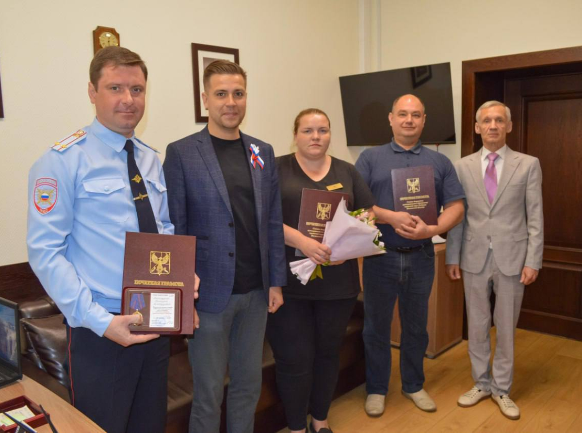 Люберецкие депутаты поздравили сотрудников миграционной службы с профессиональным праздником
