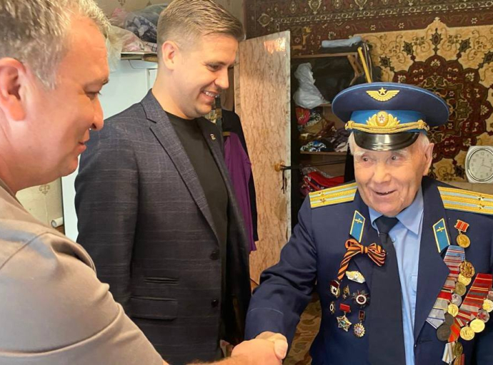 Пётр Ульянов навестил ветерана Великой Отечественной войны в Октябрьском Люберецкого округа