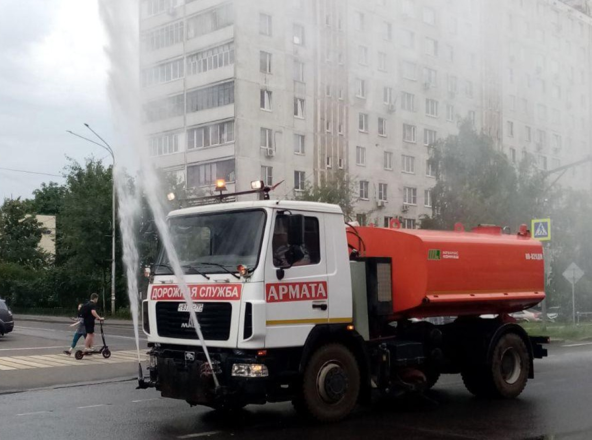 Раскаленный от солнца асфальт «освежают» в городском округе Люберцы