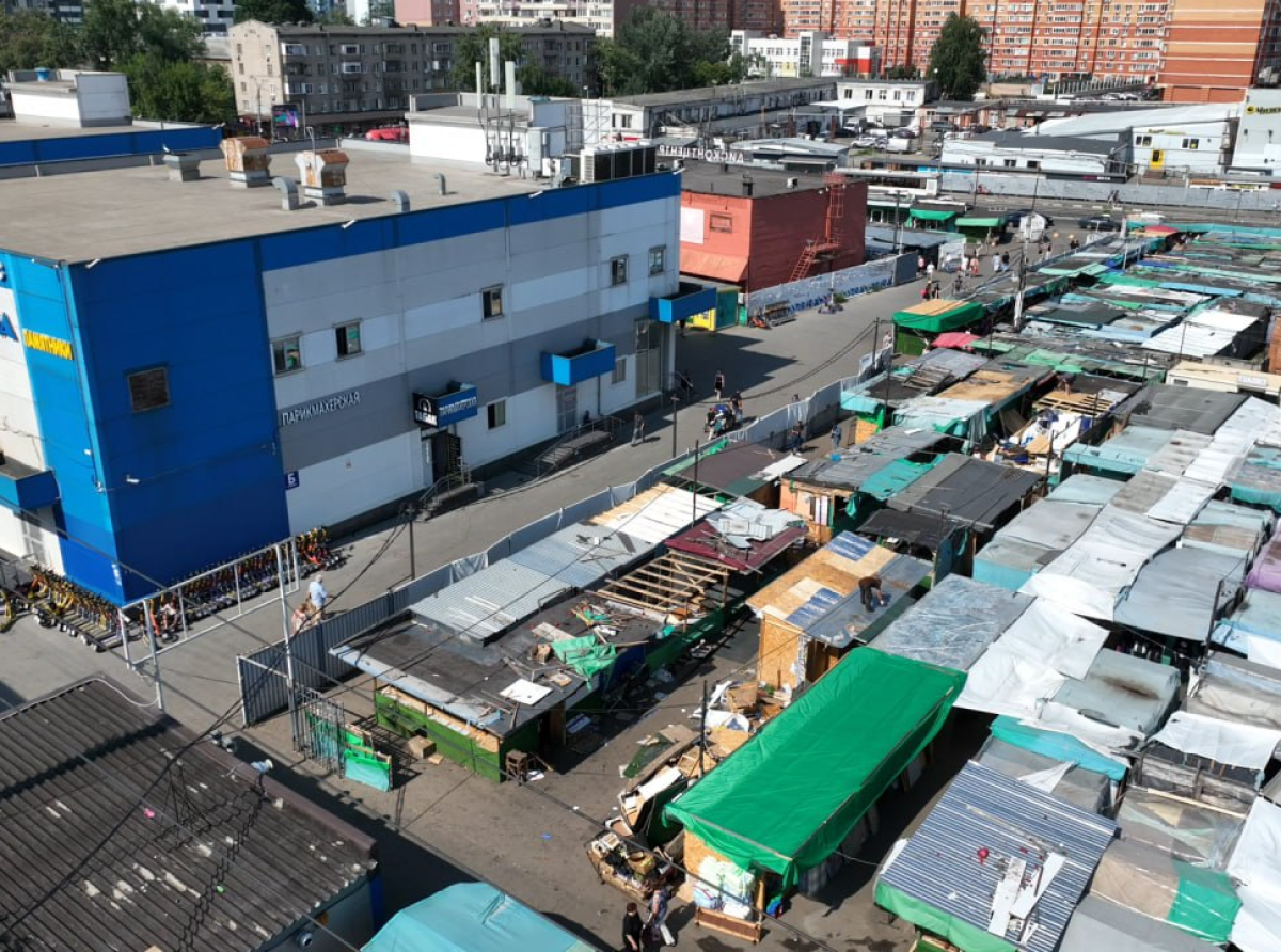 Демонтаж палаток идет на рынке у станции "Люберцы-1" по решению суда