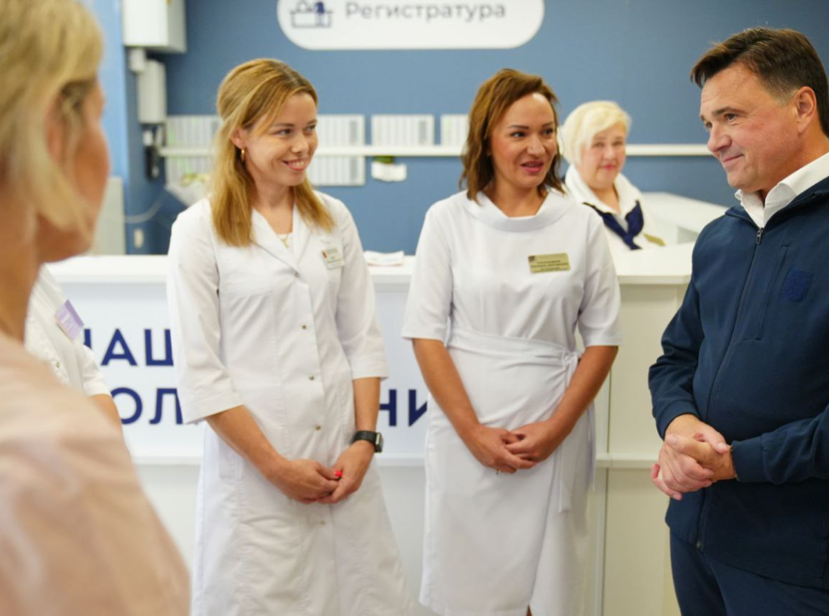 Андрей Воробьев осмотрел обновленную взрослую поликлинику на ул. Ленина в Дзержинском
