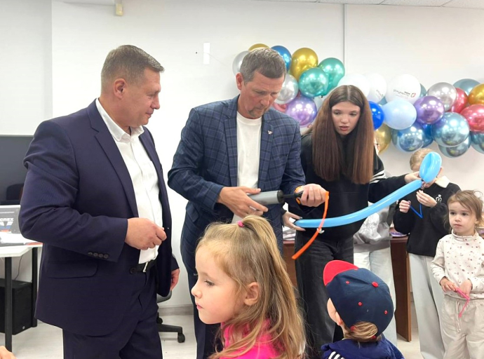  Рюкзаки со школьными принадлежностями вручили детям депутаты Люберец