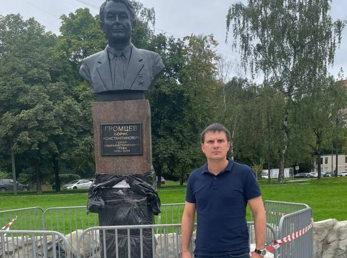 Депутаты Совета депутатов г.о. Люберцы из Дзержинского помогли благоустройству сквера