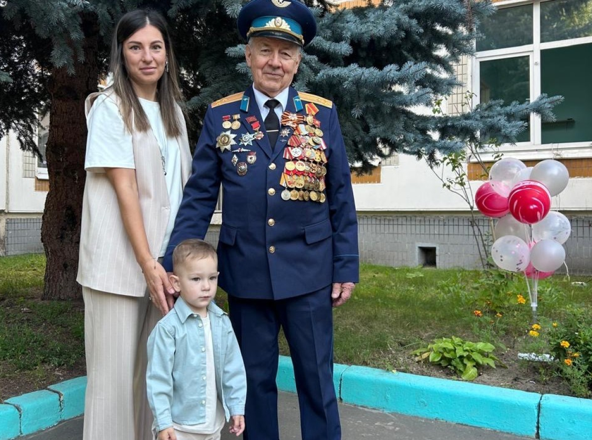 Ветеран ВВС из Люберец Юрий Шарый привел правнука в детсад 