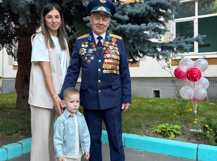 Ветеран ВВС из Люберец Юрий Шарый привел правнука в детсад 