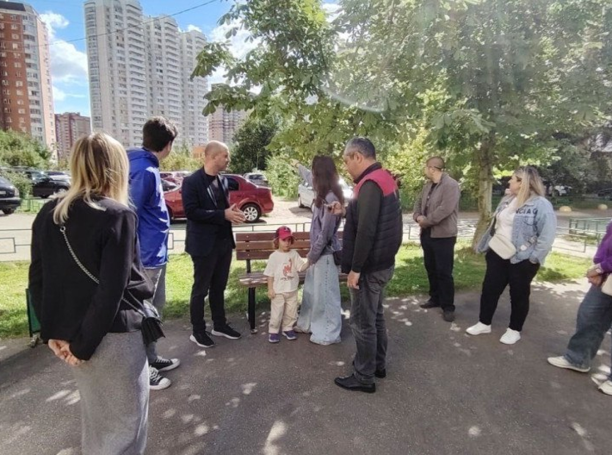 Люберецкие депутаты помогли установить лавочки на придомовой территории