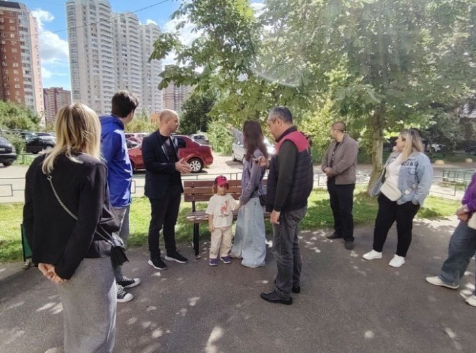Люберецкие депутаты помогли установить лавочки на придомовой территории