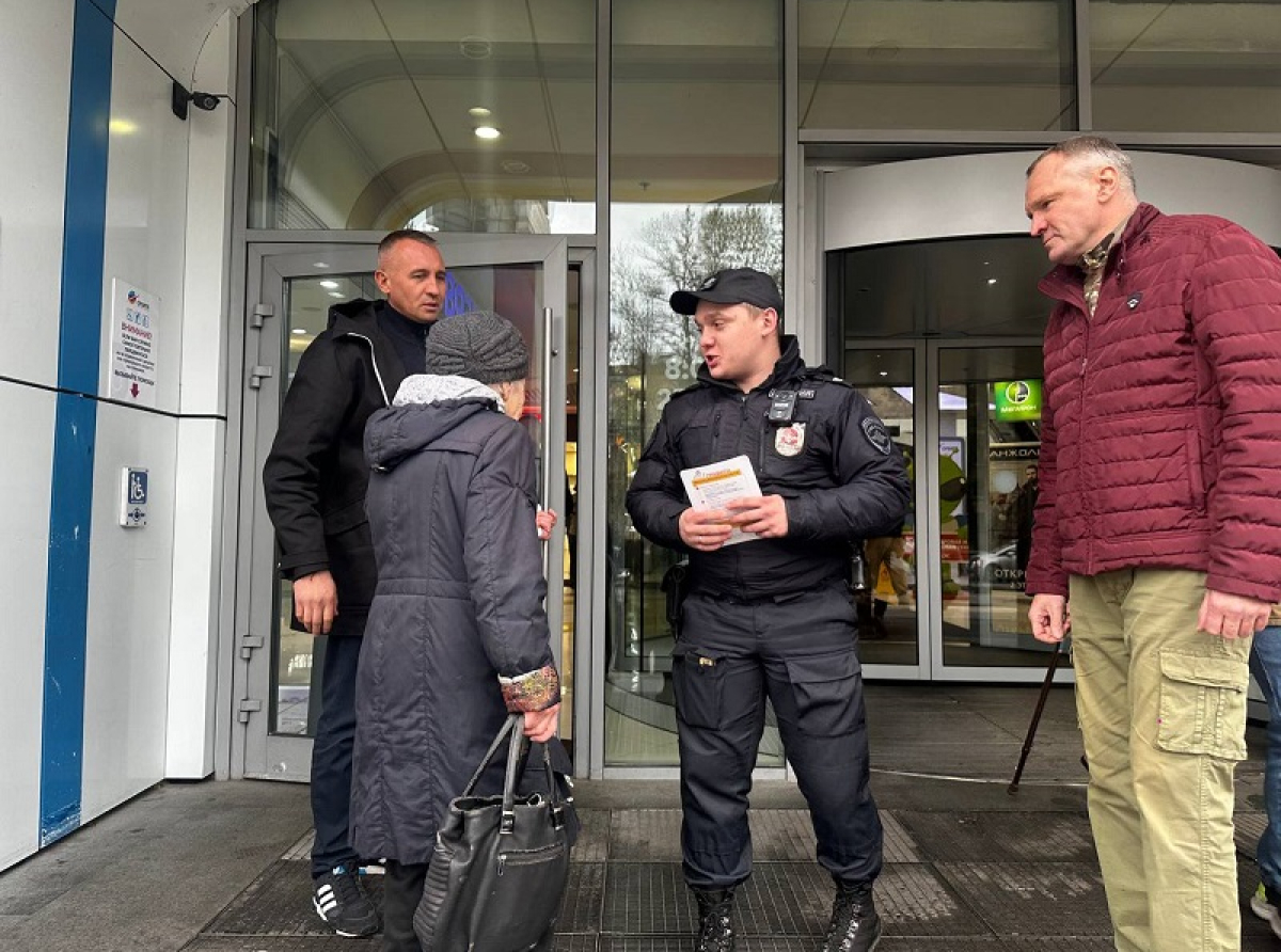 Полицейские и общественники в Люберцах провели беседу по профилактике мошенничества
