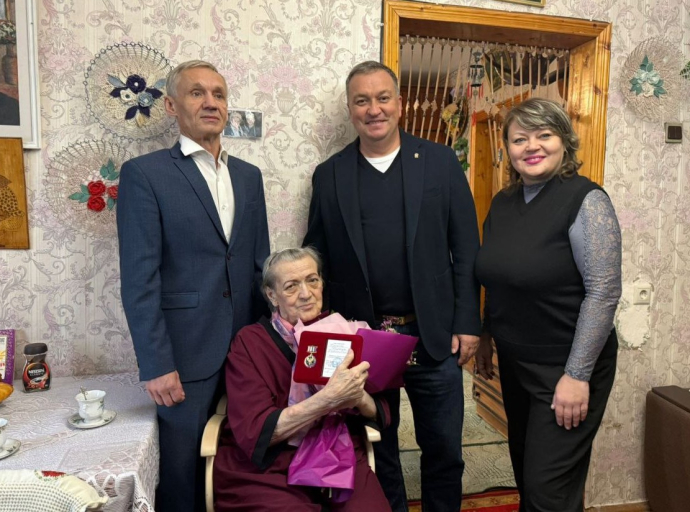 Депутаты Люберец поздравили одну из трех сестер-педагогов с 90-летием