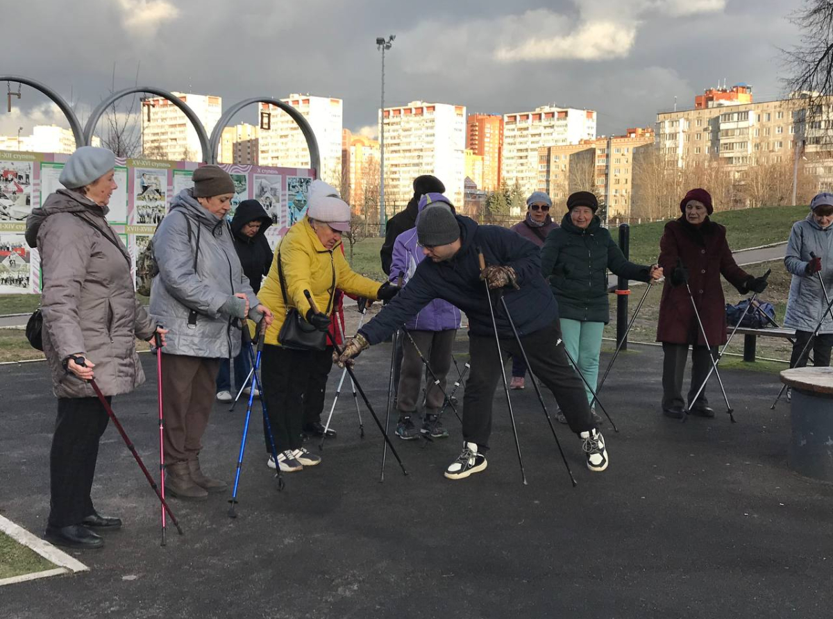 Мастер-класс по скандинавской ходьбе провели для старшего поколения в Дзержинском