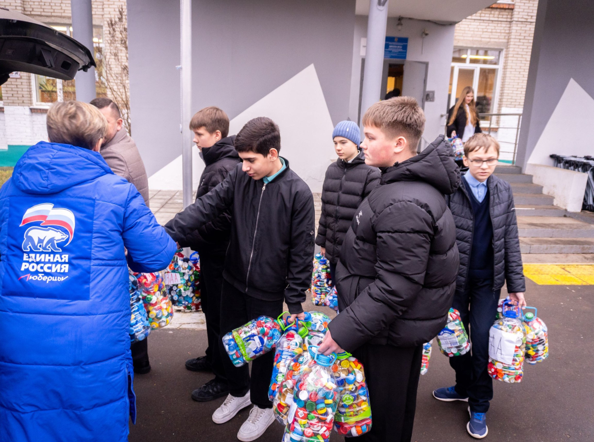 Более 18 кг пластиковых крышек собрали школьники и молодогвардейцы Люберец