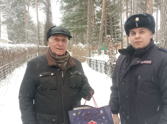 Полицейские поздравили председателя Общественного совета при МУ МВД России «Люберецкое» с Новым годом